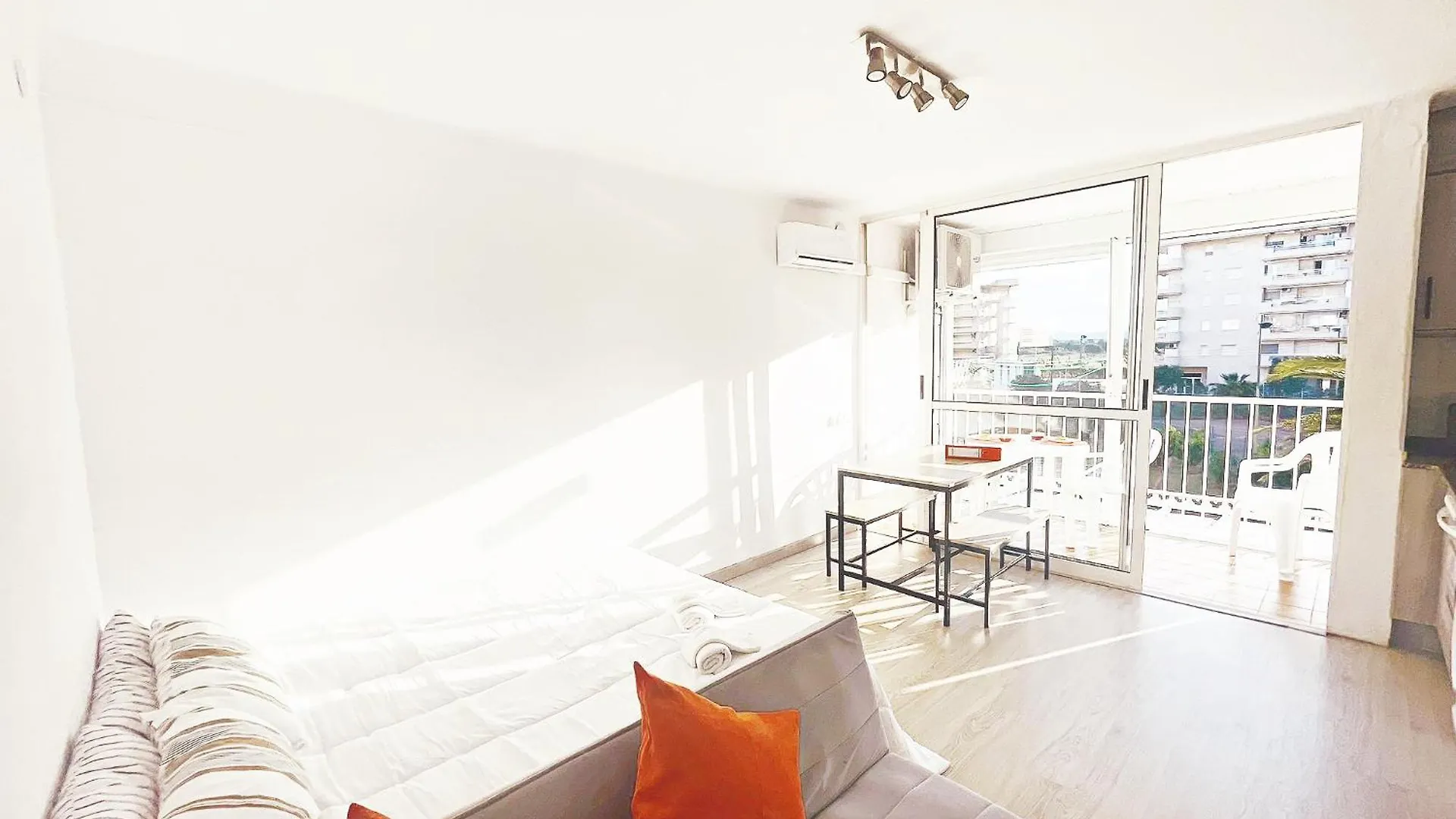 Sterling & Fair - Seaside La Pineda Apartment