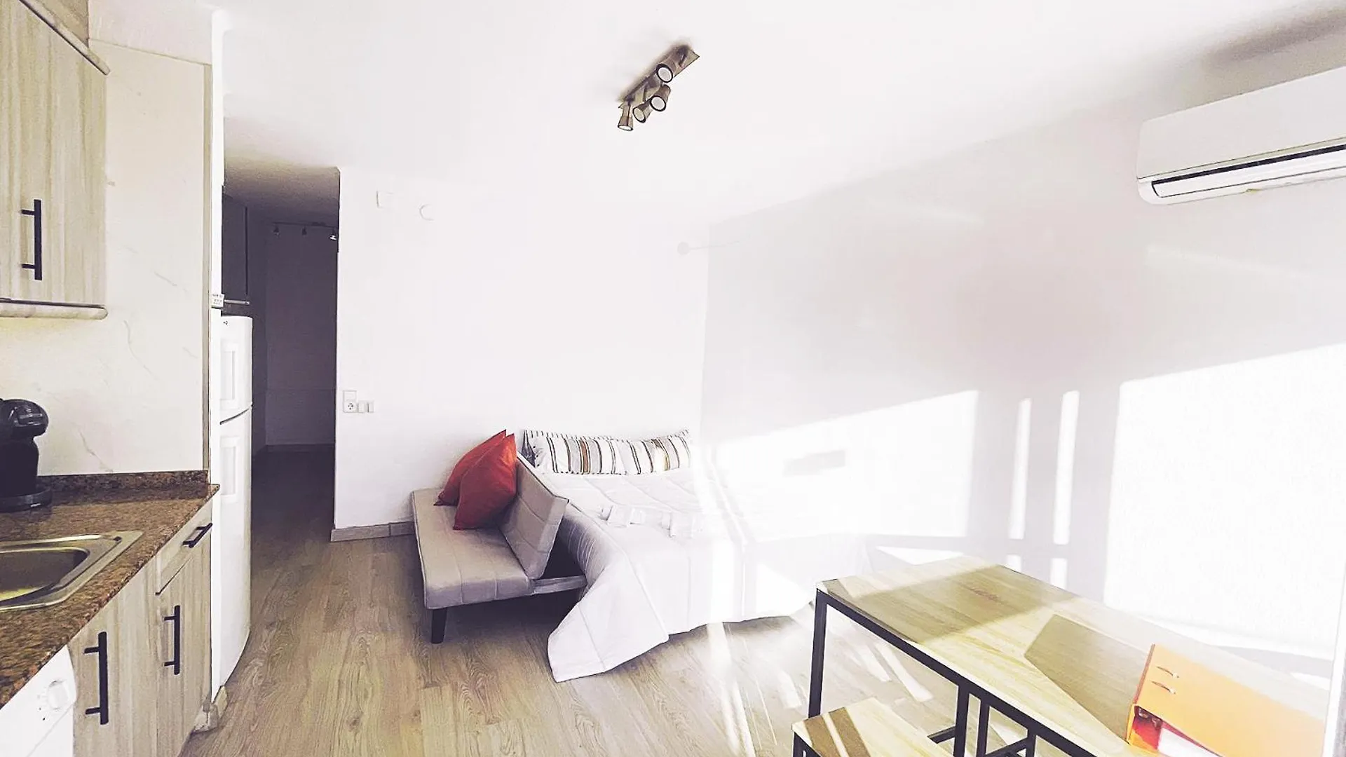 Sterling & Fair - Seaside La Pineda Apartment 0*,  Spain